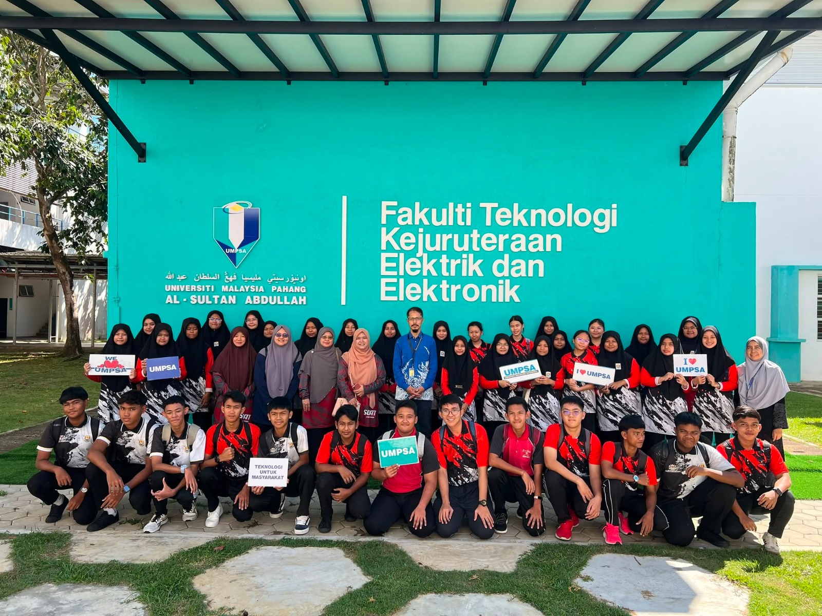 38 Pelajar SMK Wakaf Tapai Terokai Dunia Kejuruteraan di FTKEE UMPSA